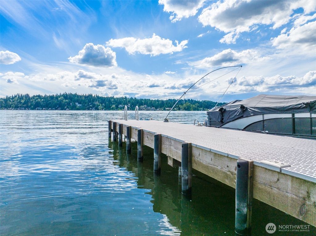 Photo of 2668 E Lake Sammamish Parkway NE, Sammamish, WA 98074 (MLS # 2501443)