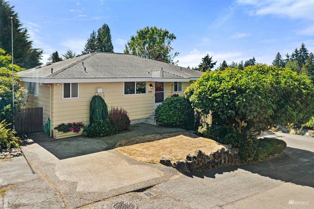 Photo of 2005 SW 117th Place, Burien, WA 98146 (MLS # 1992738)