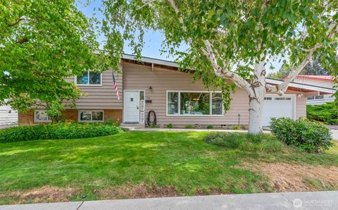 Photo of 1115 Wedgewood Avenue, Wenatchee, WA 98801 (MLS # 2423072)