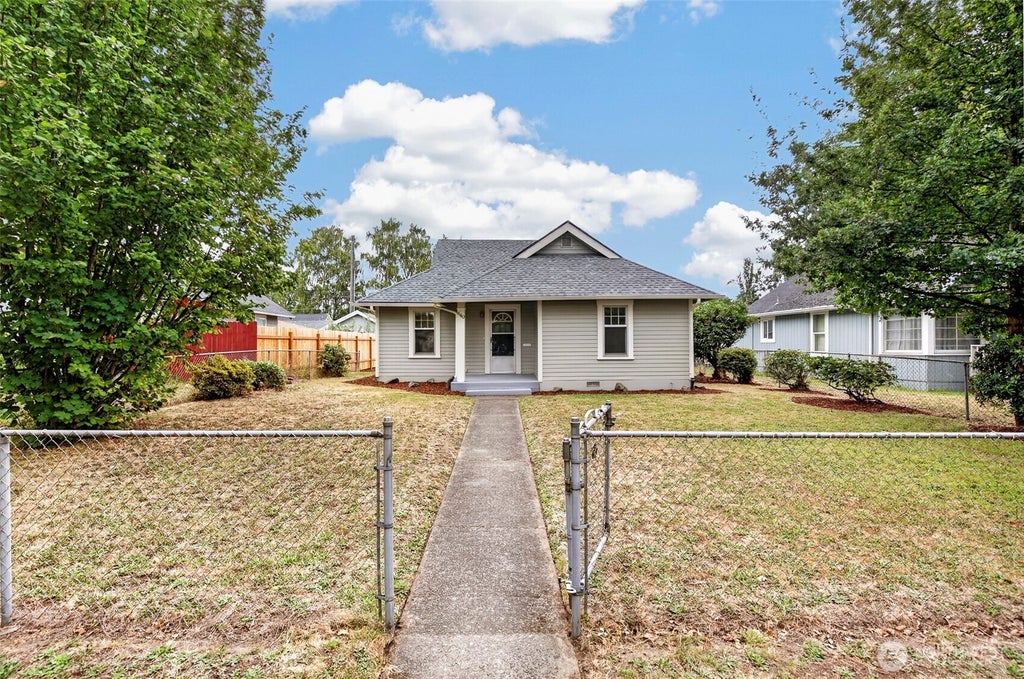 Photo of 640 17th Avenue, Longview, WA 98632 (MLS # 2578019)