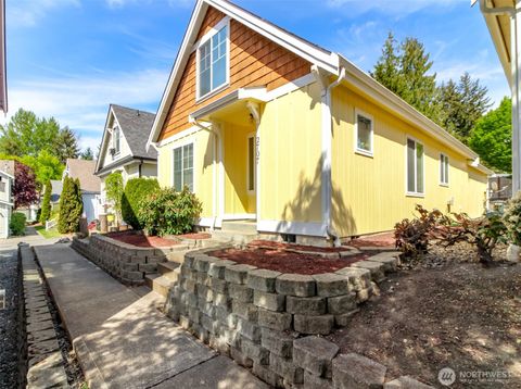 Photo of 2707 9th Street SE, Puyallup, WA 98374 (MLS # 2513917)