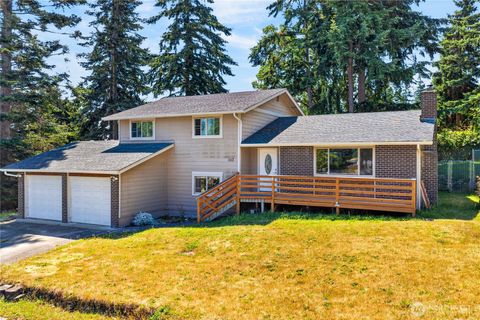 Photo of 1113 SW 2nd Avenue, Oak Harbor, WA 98277 (MLS # 2553885)