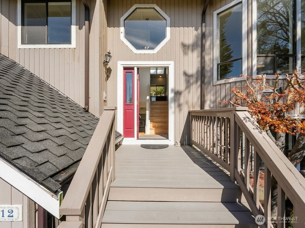 Photo of 14812 SE 62nd Court, Bellevue, WA 98006 (MLS # 2484176)