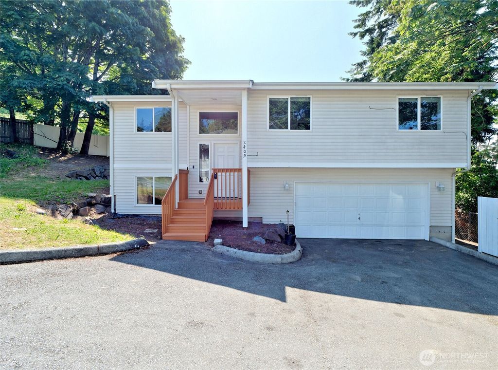 Photo of 2409 NE 11th Court, Renton, WA 98056 (MLS # 2439075)