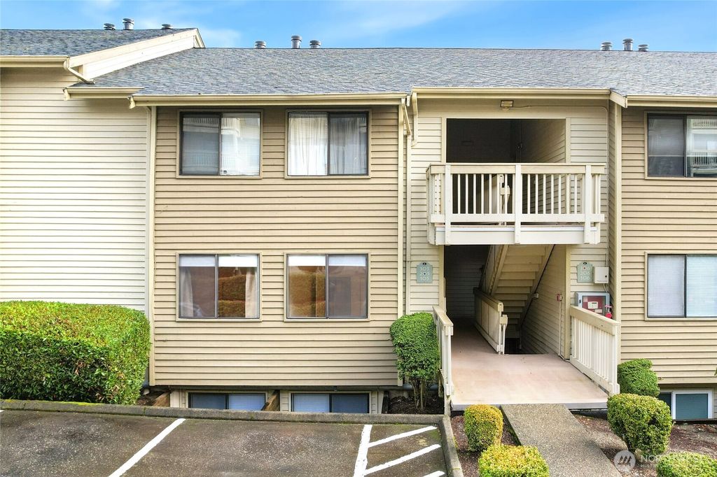 Photo of 1725 W Sunn Fjord Lane #J205, Bremerton, WA 98312 (MLS # 2457650)
