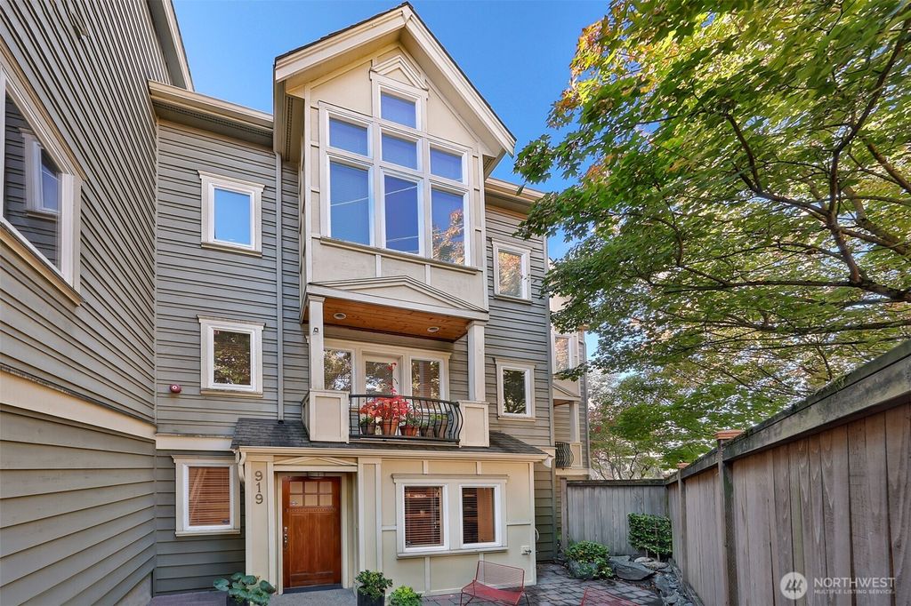 Photo of 919 Belmont Avenue E, Seattle, WA 98102 (MLS # 2449190)