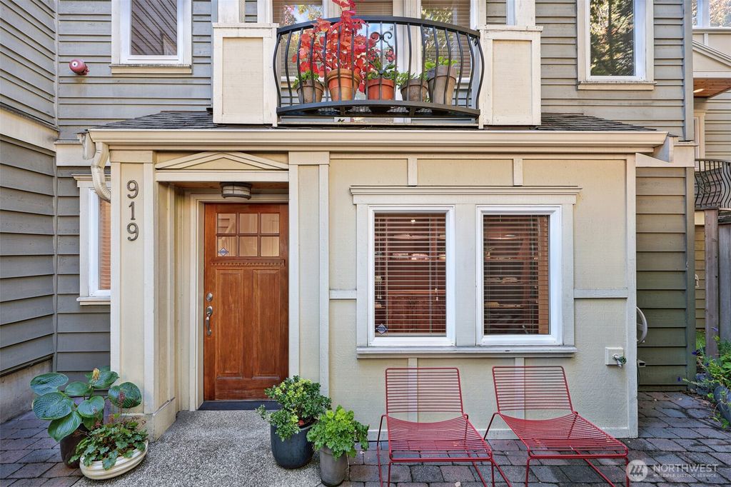 Photo of 919 Belmont Avenue E, Seattle, WA 98102 (MLS # 2449190)