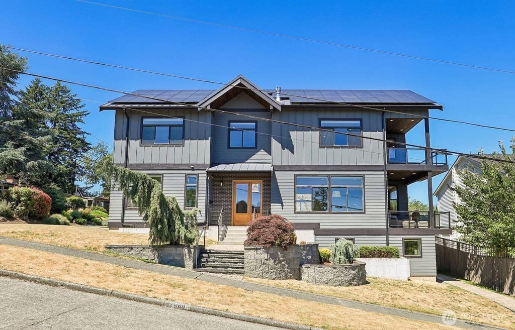 Photo of 2460 W Lynn Street, Seattle, WA 98199 (MLS # 2537899)