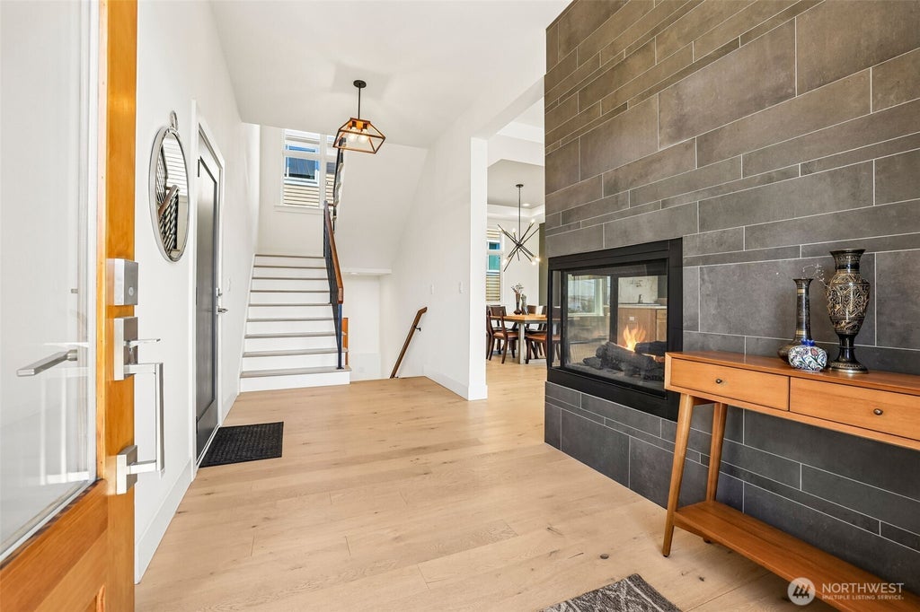 Photo of 2460 W Lynn Street, Seattle, WA 98199 (MLS # 2537899)
