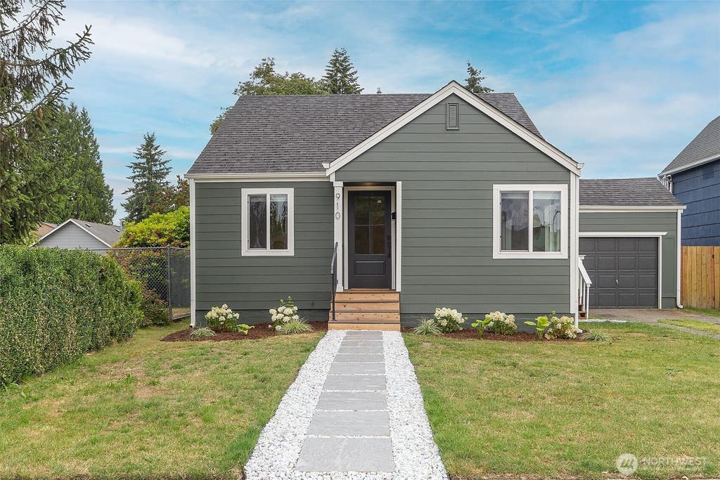 Photo of 910 E MAIN Street, Auburn, WA 98002 (MLS # 2569947)