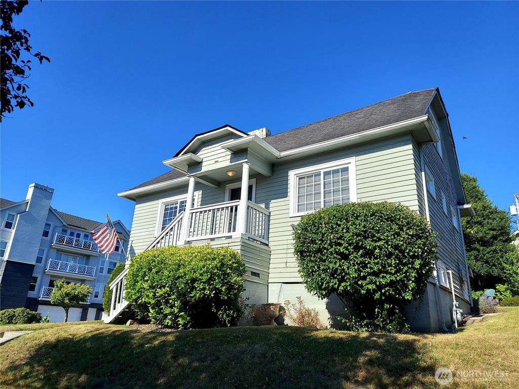 Photo of 2001 Grand Avenue, Everett, WA 98201 (MLS # 2410334)