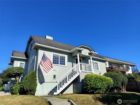 Photo of 2001 Grand Avenue, Everett, WA 98201 (MLS # 2410334)