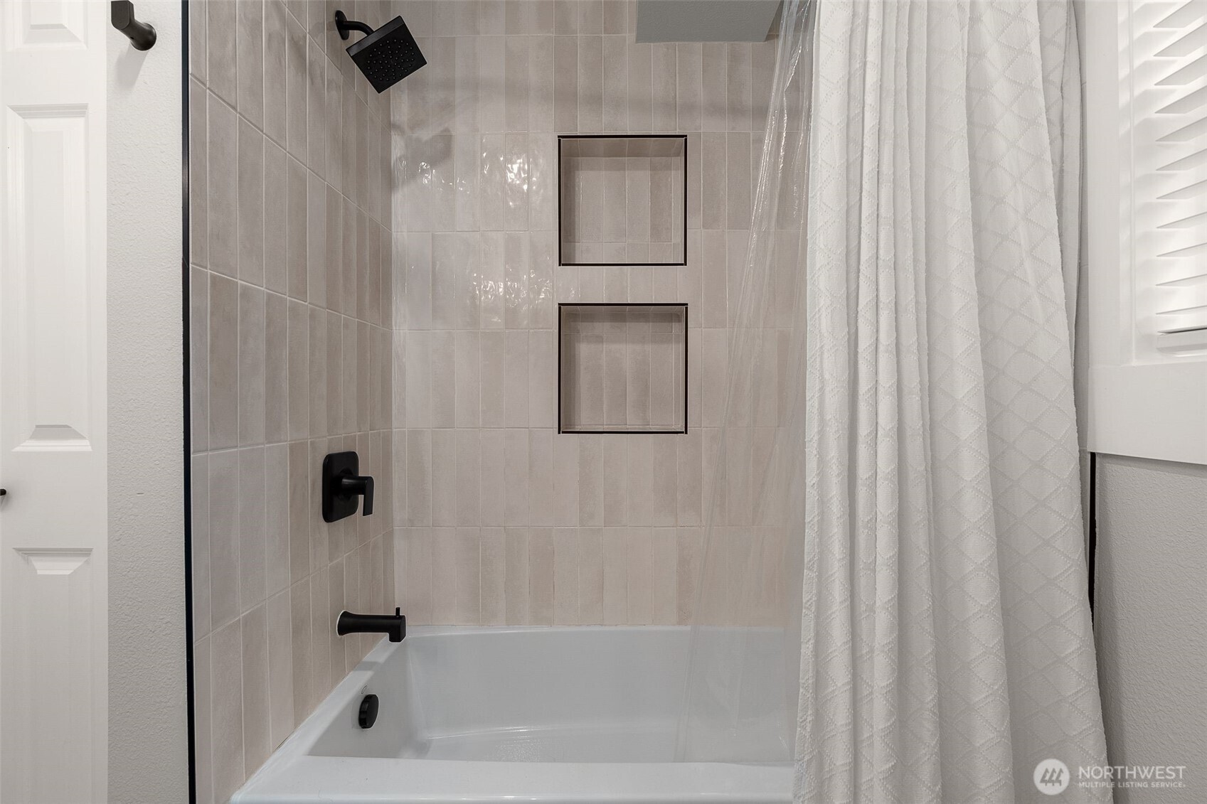 Lynnwood, Washington 98087, United States, 4 Bedrooms Bedrooms, ,4 BathroomsBathrooms,Residential,Pending,129433