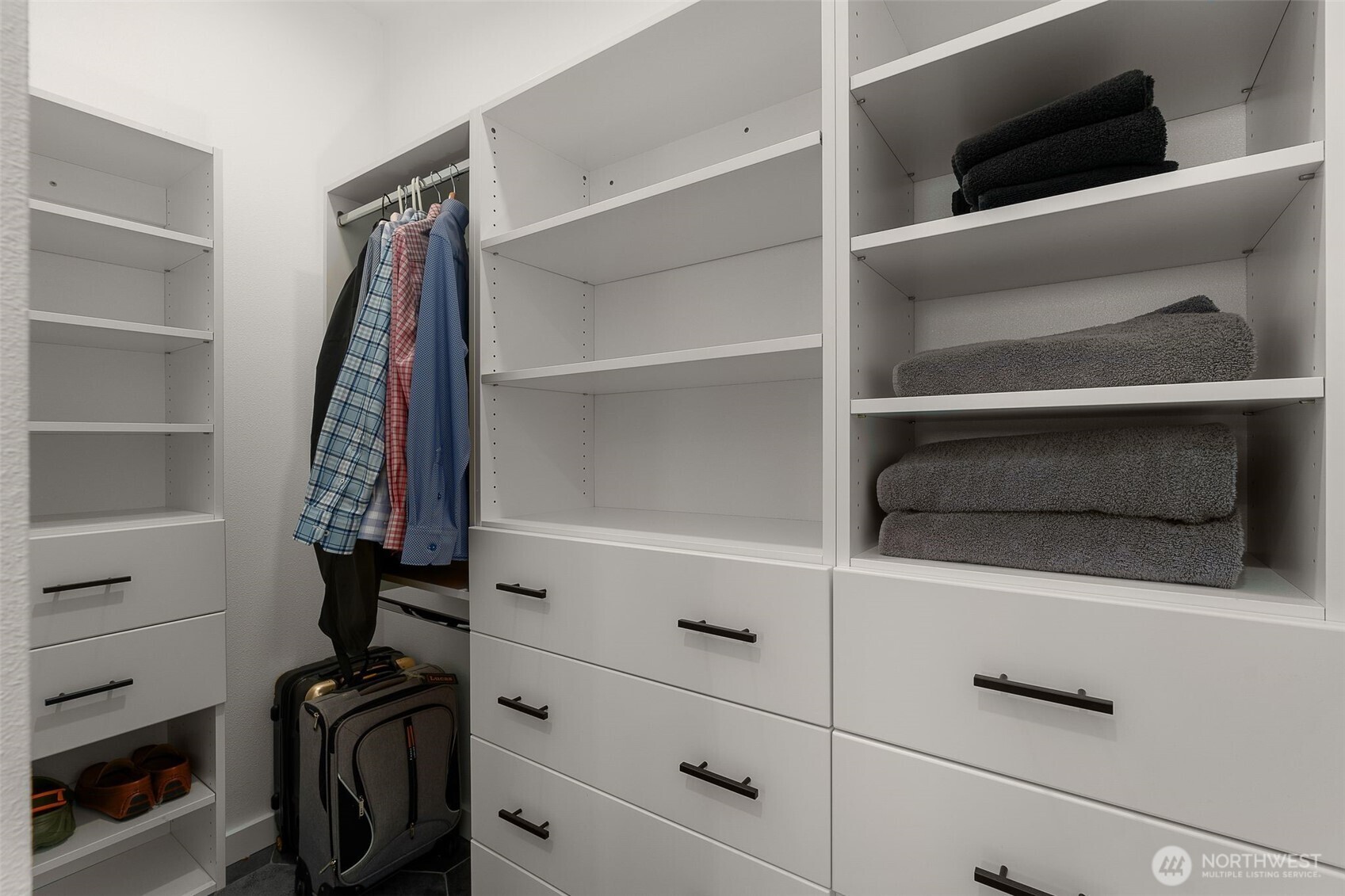 Lynnwood, Washington 98087, United States, 4 Bedrooms Bedrooms, ,4 BathroomsBathrooms,Residential,Pending,129433