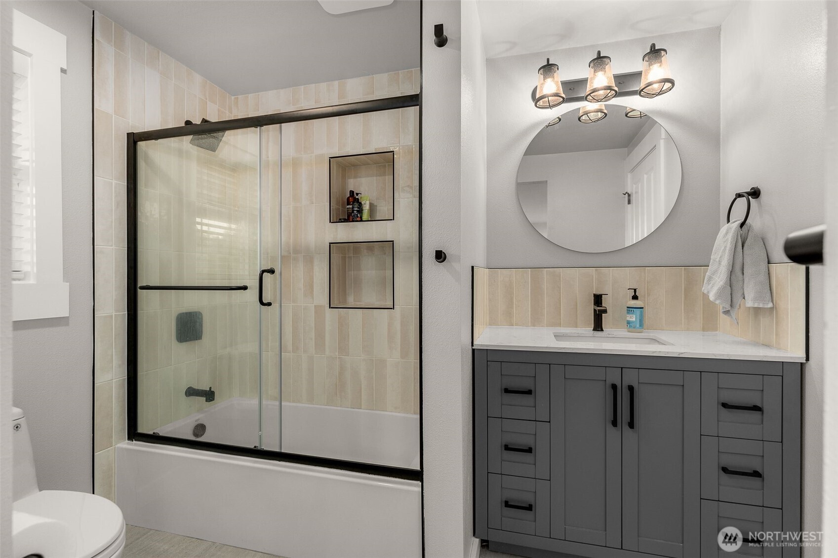 Lynnwood, Washington 98087, United States, 4 Bedrooms Bedrooms, ,4 BathroomsBathrooms,Residential,Pending,129433