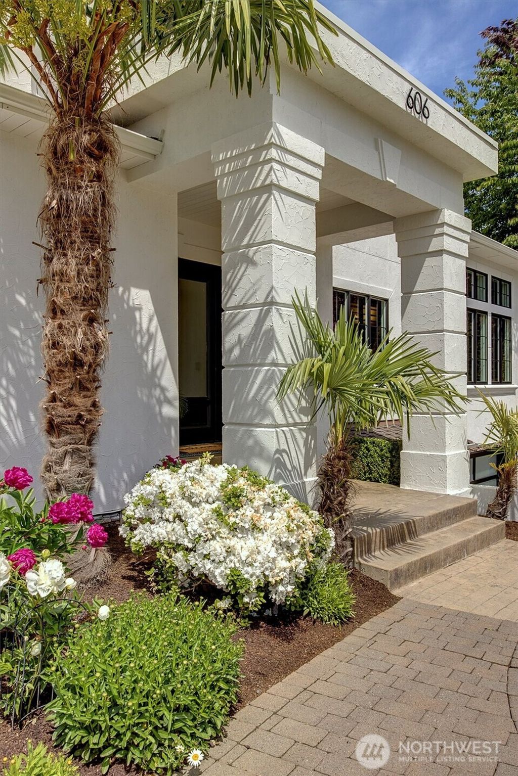 Photo of 606 10th Ave Ave, Kirkland, WA 98033 (MLS # 2453621)