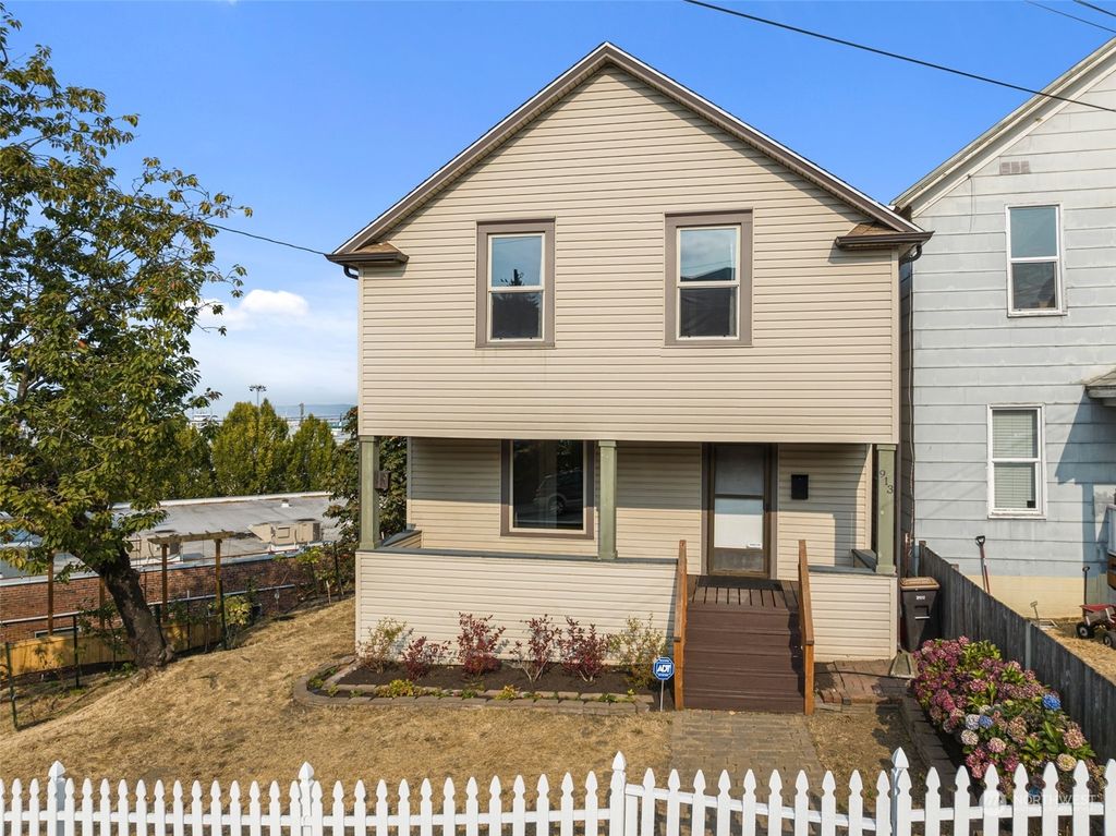 Photo of 913 Wall Street, Everett, WA 98201 (MLS # 2009562)