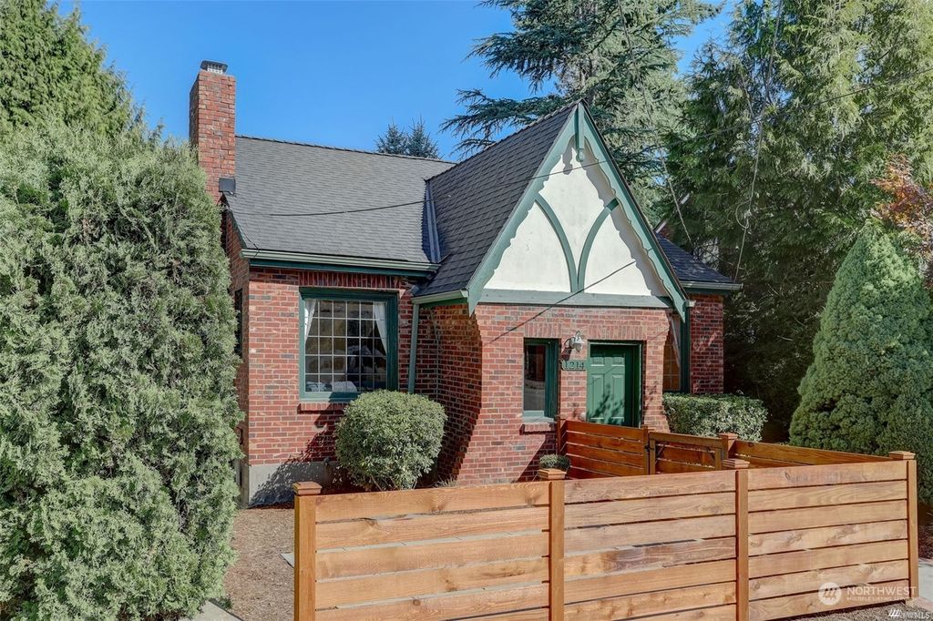 Photo of 1214 NE 98th Street, Seattle, WA 98115 (MLS # 2186323)