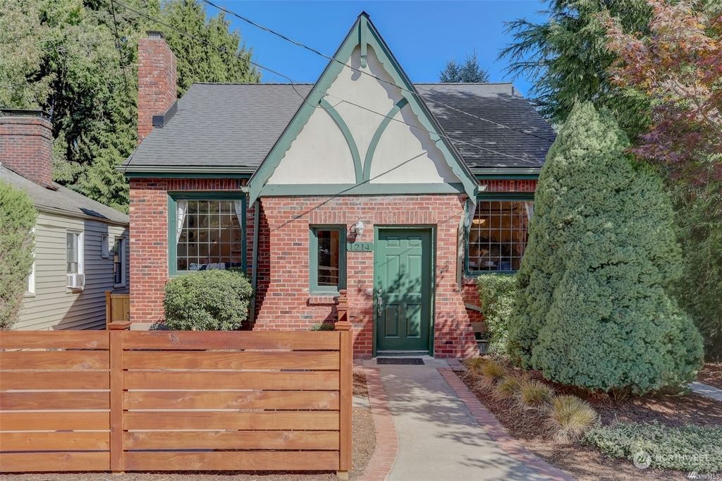 Photo of 1214 NE 98th Street, Seattle, WA 98115 (MLS # 2186323)