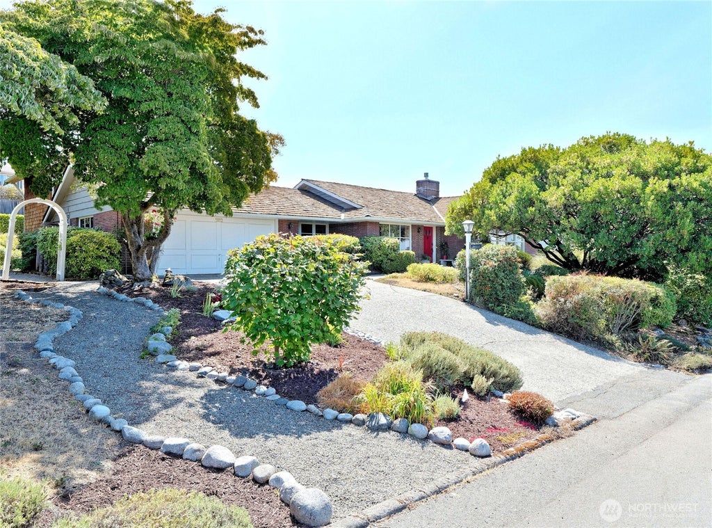 Photo of 1012 Evergreen Drive, Bellevue, WA 98004 (MLS # 2567559)
