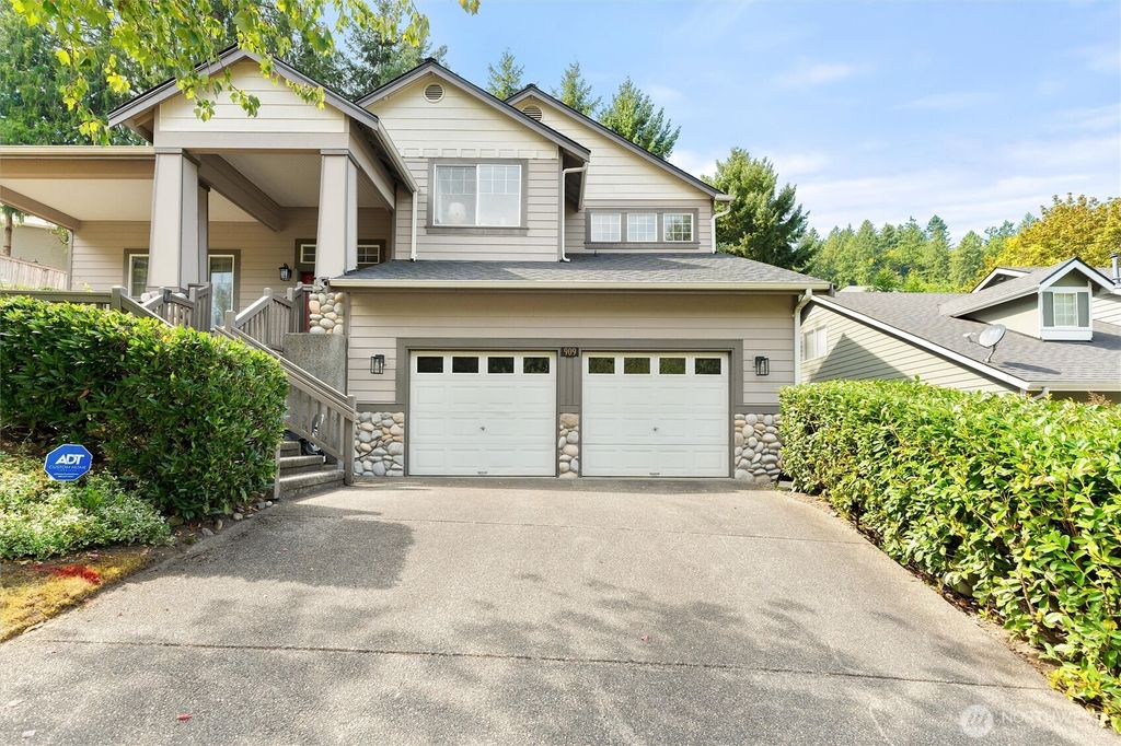 Photo of 909 Pike St NW St, Auburn, WA 98001 (MLS # 2431124)
