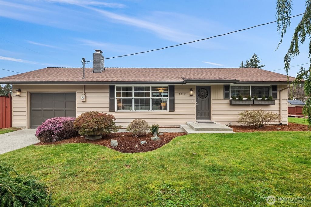 Photo of 1719 Bailey Avenue, Everett, WA 98203 (MLS # 2473172)