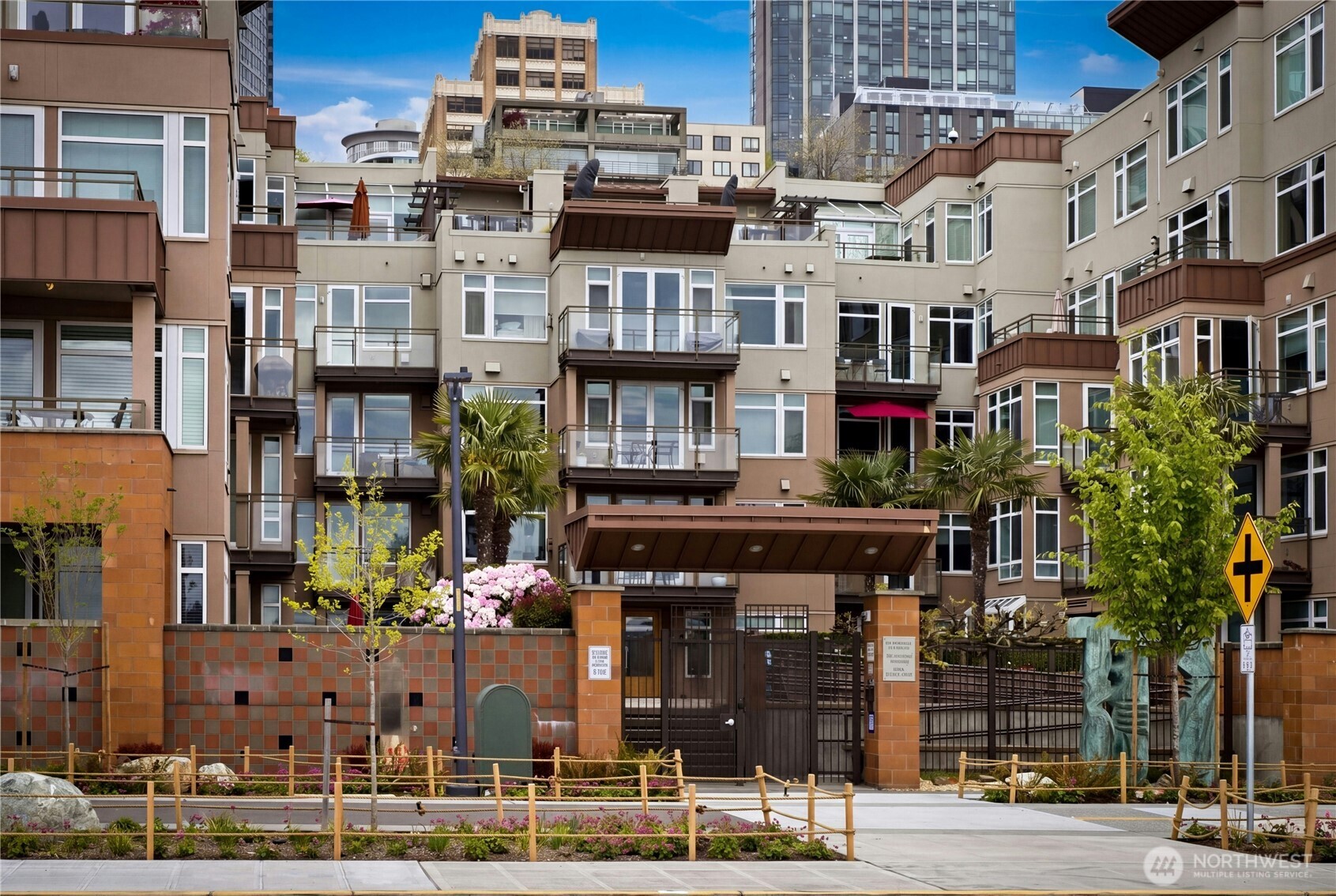 1900 Alaskan Way 216