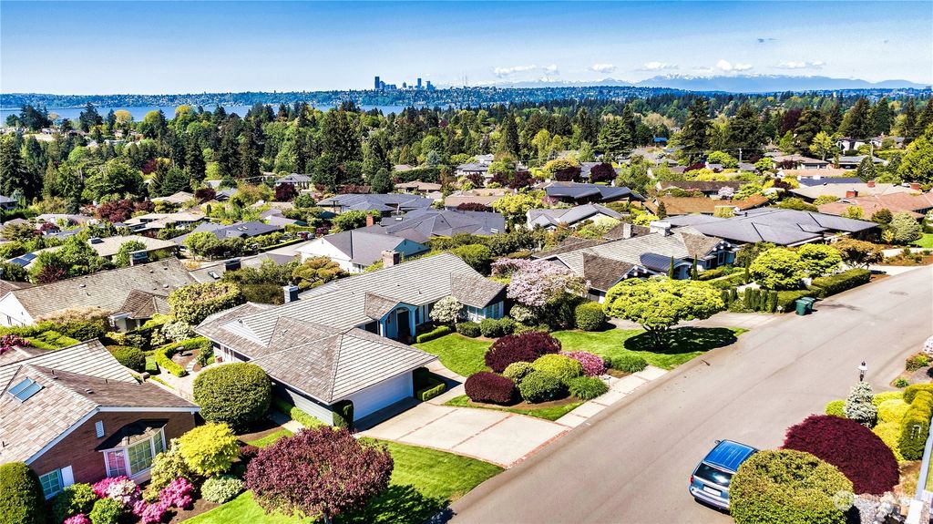 Photo of 9429 Vineyard Crest Crst, Bellevue, WA 98004 (MLS # 2235215)