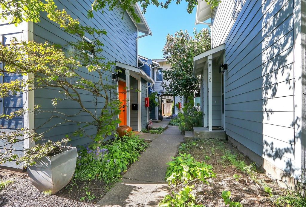 Photo of 116 17th Avenue #B, Seattle, WA 98122 (MLS # 2234076)