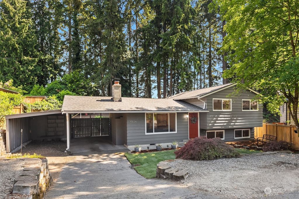 Photo of 1924 214th Street SW, Lynnwood, WA 98036 (MLS # 2074791)