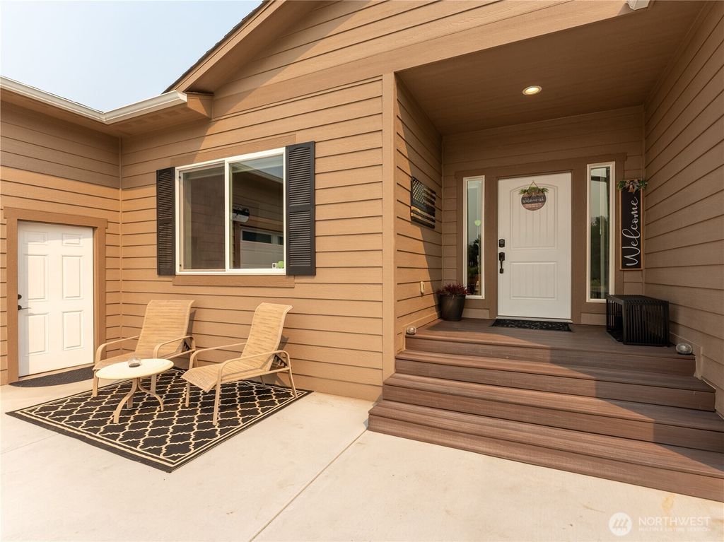 Photo of 50 Luther Court, Malaga, WA 98828 (MLS # 2466888)