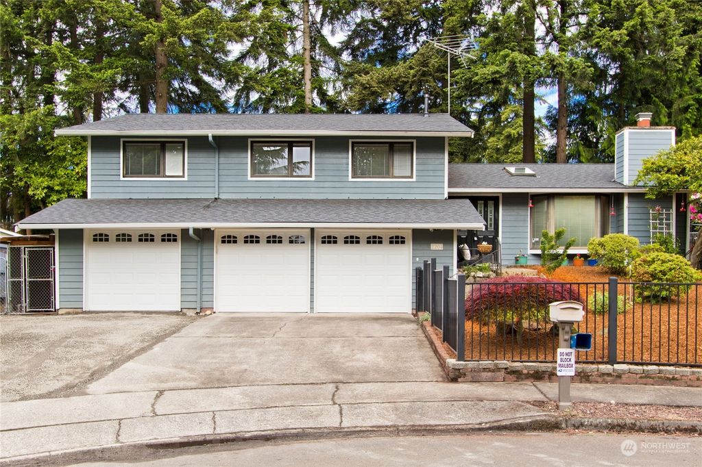 Photo of 2204 Camas Circle SE, Renton, WA 98055 (MLS # 2244737)
