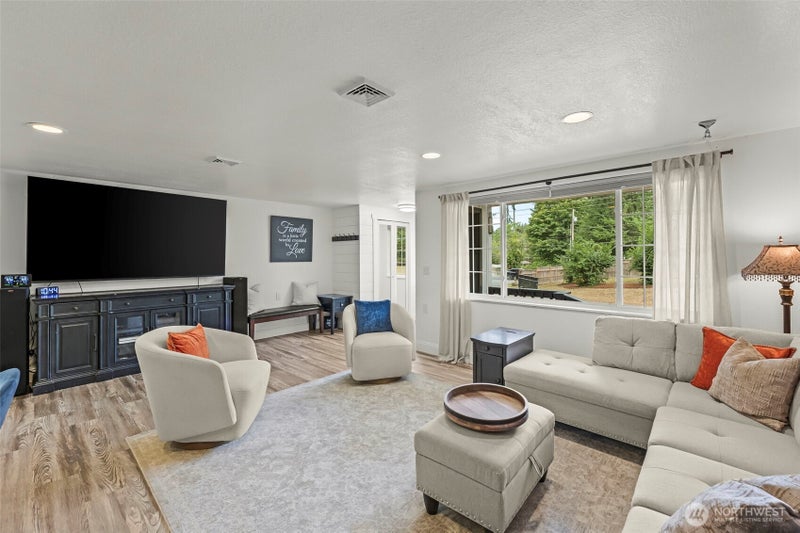 7045 Hawks Prairie Road NE