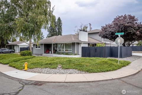 Photo of 1043 Linwood Avenue, Wenatchee, WA 98801 (MLS # 2426762)