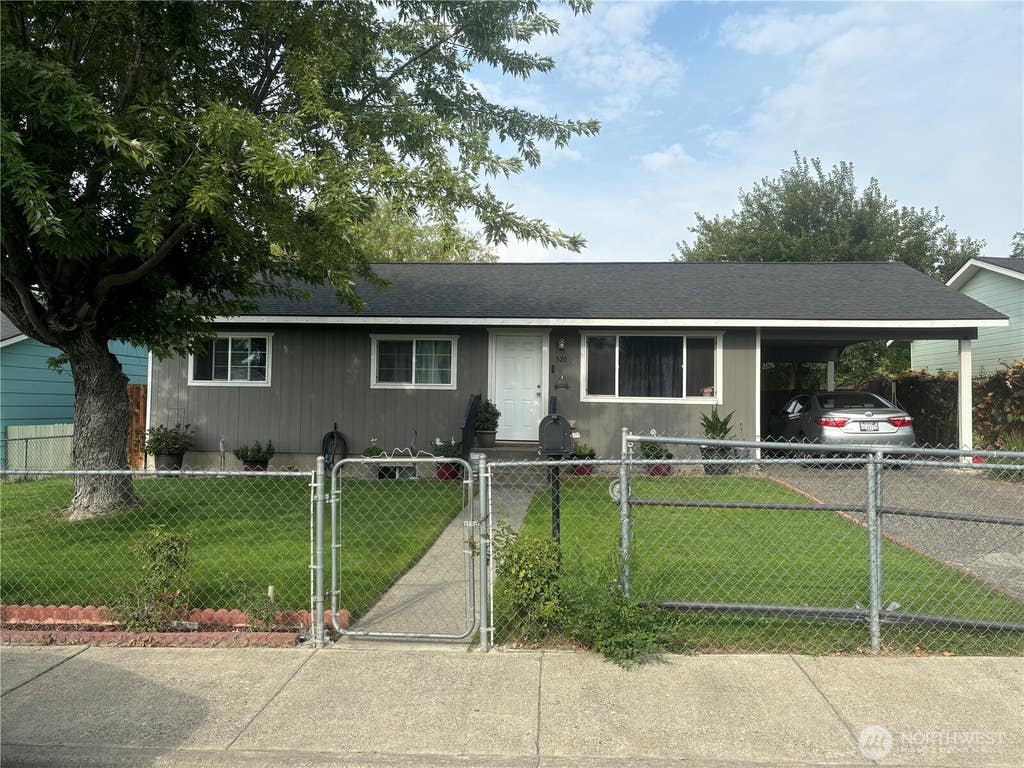 Photo of 520 S Douglas Avenue, Pasco, WA 99301 (MLS # 2571451)