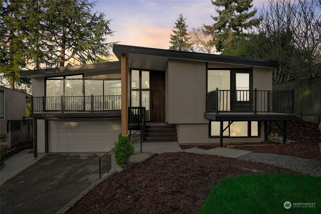 Photo of 3016 SW 116th Place, Burien, WA 98146 (MLS # 2185775)