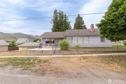 Photo of 417 N Sanders Street, Chelan, WA 98816 (MLS # 2527781)