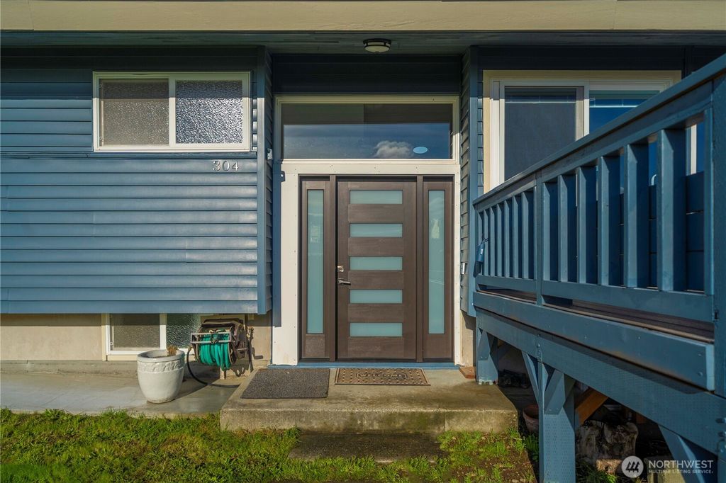 Photo of 304 S 213th Street, Des Moines, WA 98198 (MLS # 2457415)