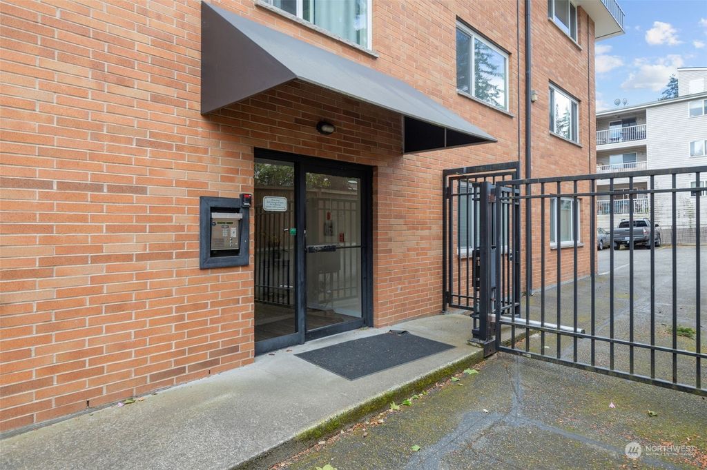 Photo of 845 NE 125th Street #404, Seattle, WA 98125 (MLS # 2247296)