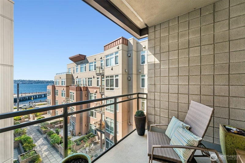 1900 Alaskan Way 410