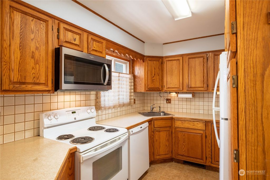 Photo of 14711 25th Avenue NE, Shoreline, WA 98155 (MLS # 2058702)