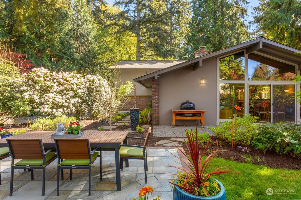 Photo of 9020 SE 50th Street, Mercer Island, WA 98040 (MLS # 2220284)