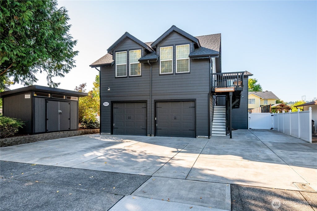 Photo of 2501 Hickory Avenue, Longview, WA 98632 (MLS # 2589737)