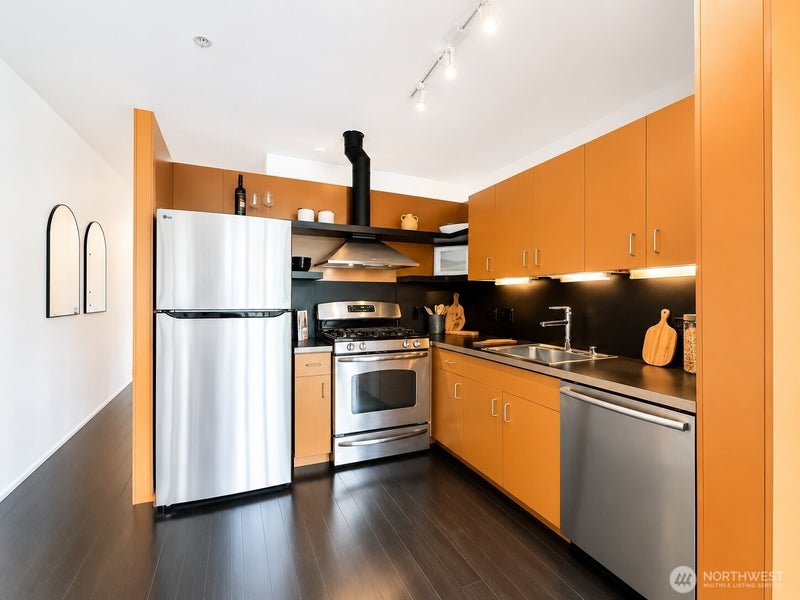 1111 E Pike Street 303
