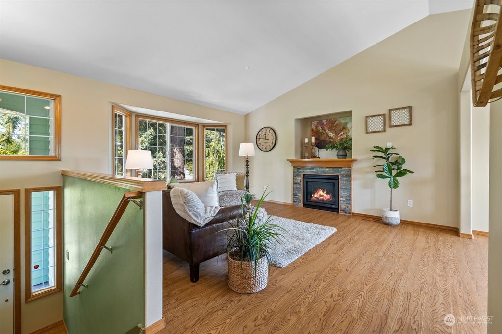 Photo of 908 39th Street, Everett, WA 98201 (MLS # 2152118)