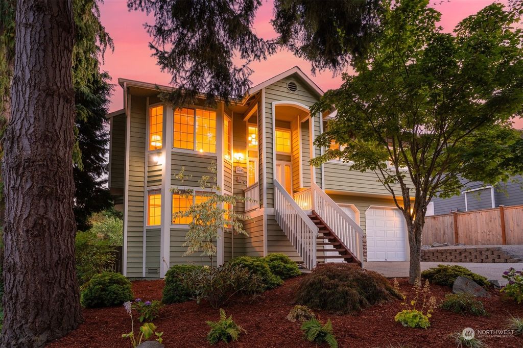 Photo of 908 39th Street, Everett, WA 98201 (MLS # 2152118)