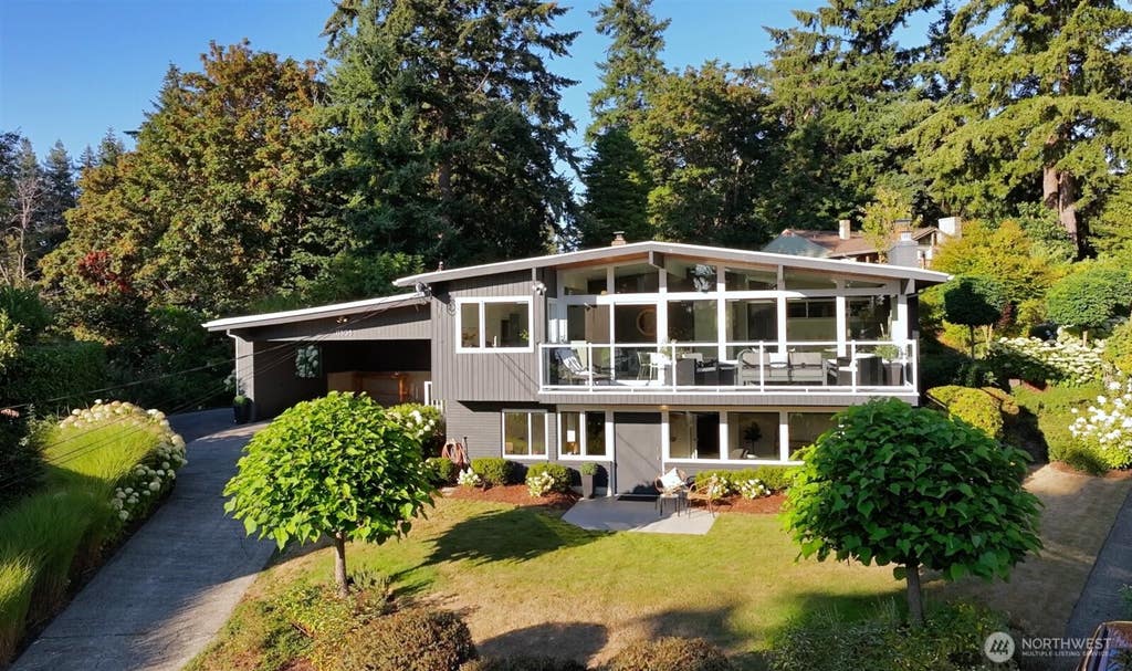 Photo of 11808 Marine View Drive SW, Burien, WA 98146 (MLS # 2568388)