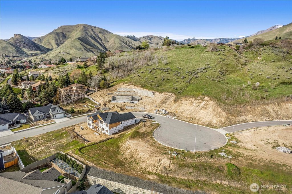 Photo of 978 Spring Mountain Drive, Wenatchee, WA 98801 (MLS # 2498941)