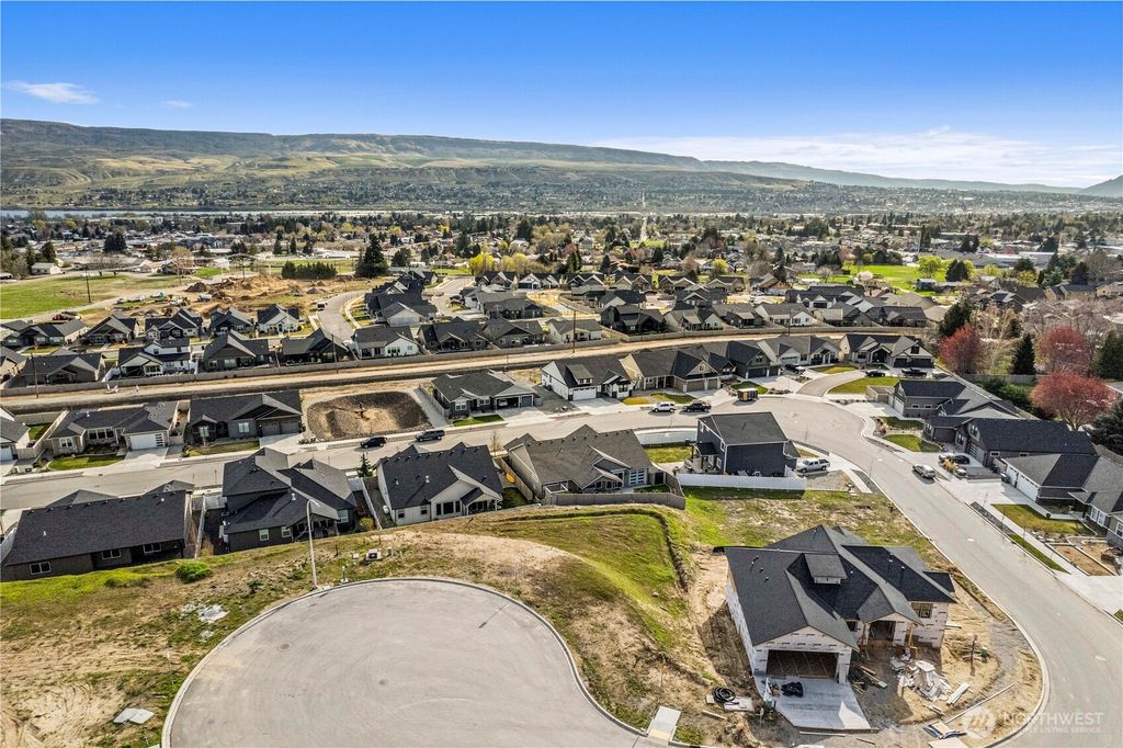Photo of 978 Spring Mountain Drive, Wenatchee, WA 98801 (MLS # 2498941)