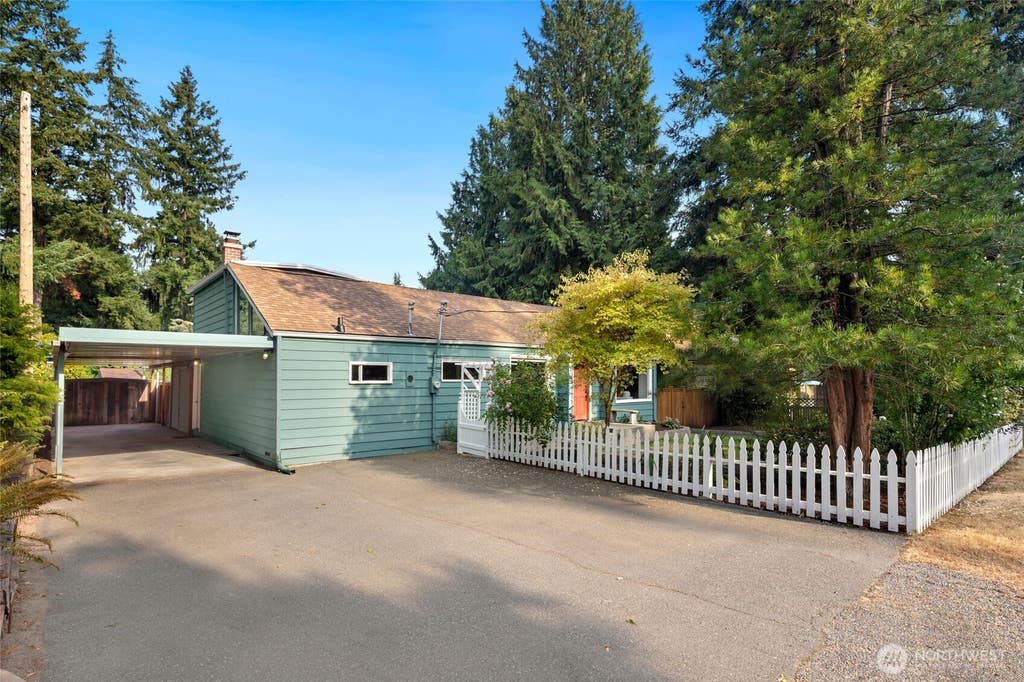 Photo of 10708 17th Avenue NE, Seattle, WA 98125 (MLS # 2569452)